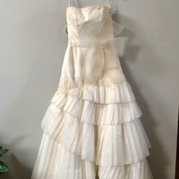 Vera Wang Wedding Dress Size 4 Tiered Strapless Lace Button Bow - Picture 3 of 12